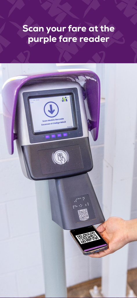 Valley Metro - Uma pessoa escaneando um código QR móvel em um leitor de tarifas roxo do Valley Metro