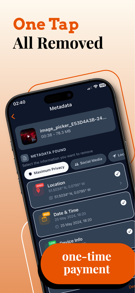 VidClear 앱 인터페이스를 보여주는 iPhone 화면으로, 동영상 파일에서 위치 날짜 및 기기 정보 제거 옵션이 있습니다.