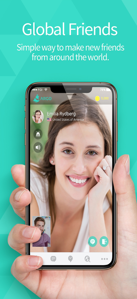 ARGO 앱 인터페이스에서 두 사람이 라이브 영상 채팅을 하는 스마트폰을 들고 있는 손