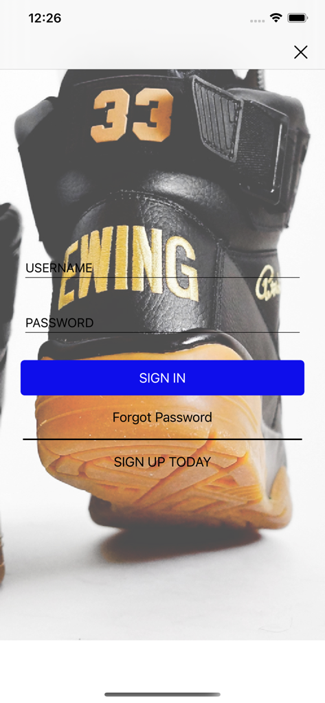 Schermata di accesso dell'app Ewing Athletics che mostra i campi per nome utente e password con una sneaker retrò sullo sfondo