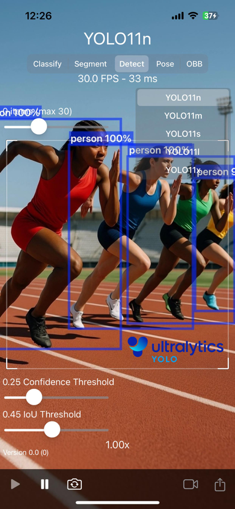 Ultralytics YOLO - Interface do aplicativo Ultralytics YOLO mostrando detecção de objetos IA em tempo real de corredores em uma pista com caixas delimitadoras azuis.