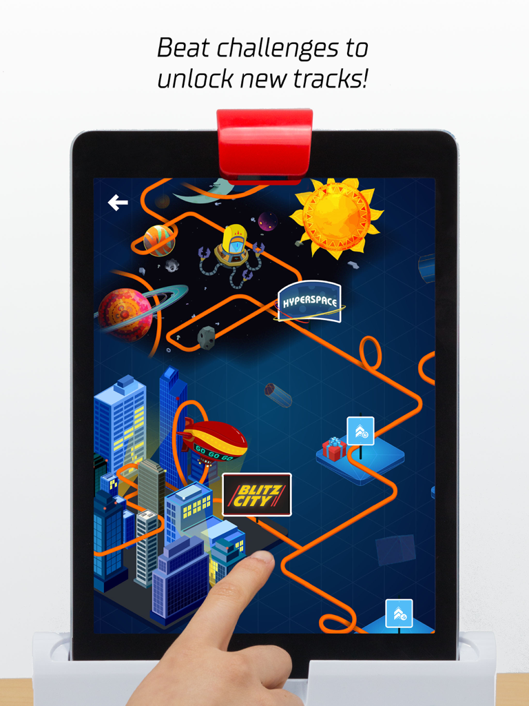 Niño seleccionando pistas de carreras en iPad en el juego Osmo Hot Wheels MindRacers