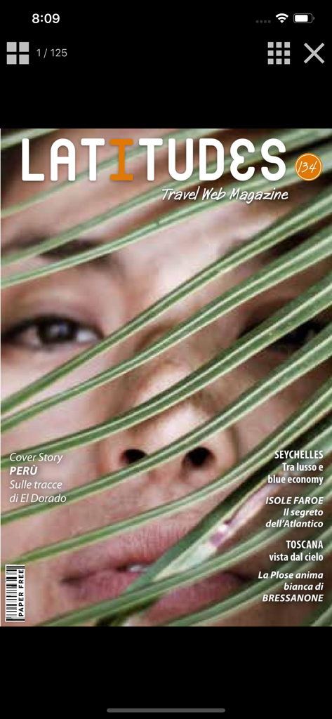 Página de portada de la revista web de viajes Latitudes con un retrato detrás de hojas de palma y resúmenes de historias de viajes