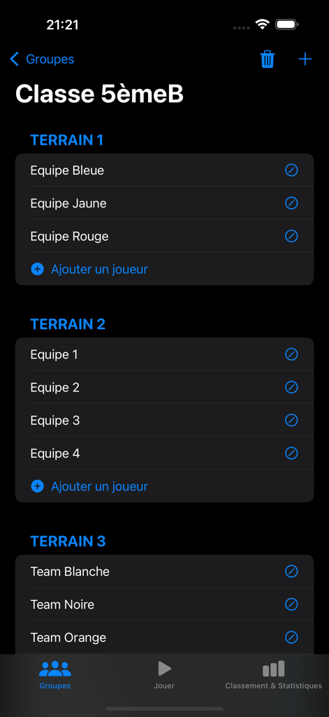 Interfaccia che mostra l'organizzazione delle squadre sportive in gruppi su più campi nell'app di gestione del torneo.