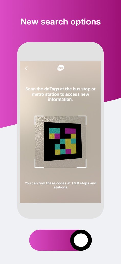 Teléfono móvil escaneando un código ddTag en una parada de transporte de Barcelona para obtener información en tiempo real