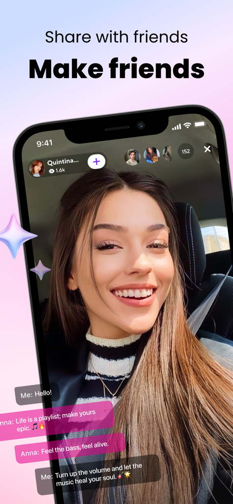 Pluto: Live Chat & Talk - Plutoアプリのインターフェースで、笑顔の女性とリアルタイムのチャットメッセージが表示されたライブビデオストリームを表示しています。