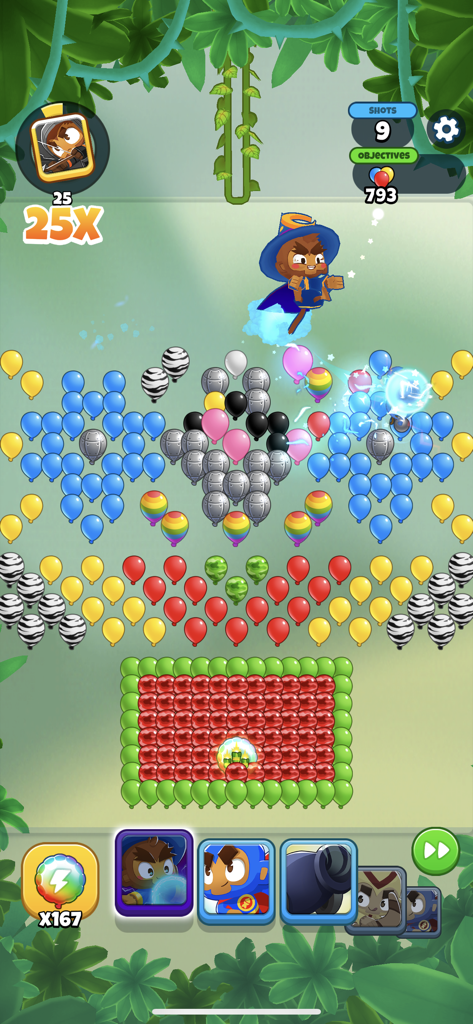 Bloons Pop! - Gameplay de Bloons Pop mostrando un mono mago y patrones de globos coloridos en un nivel con temática de jungla