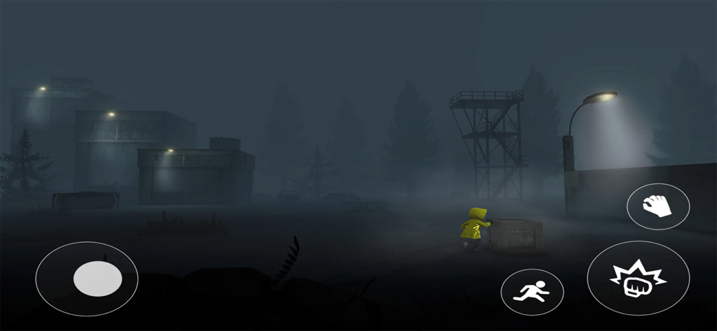 The Escape Inside: Story Game - Un personaje con un impermeable amarillo explora una zona industrial oscura y brumosa en el juego de terror de aventura The Escape Inside.
