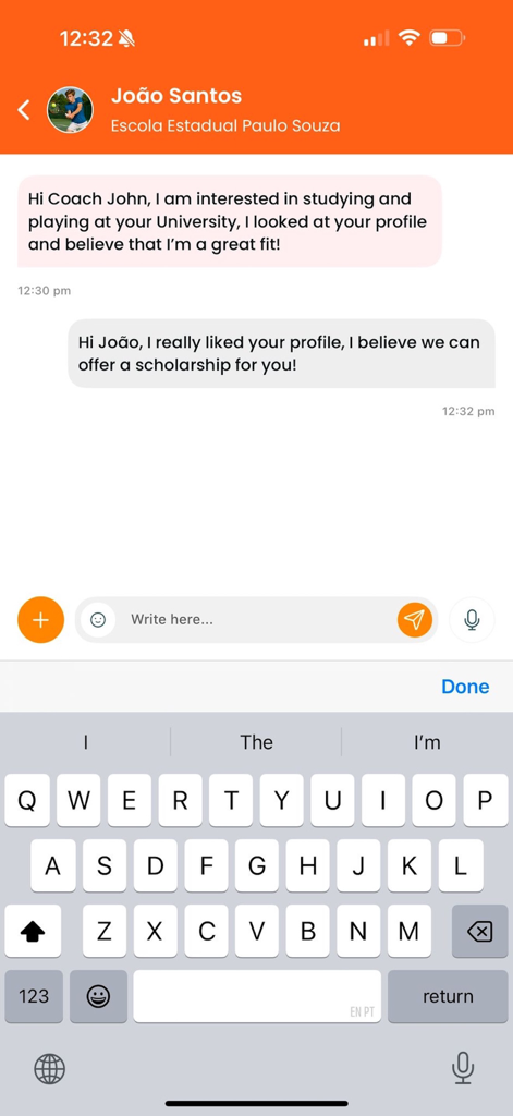 In-App-Chat-Oberfläche, die ein Gespräch zwischen einem Studenten-Sportler und einem College-Trainer über ein Stipendienangebot zeigt.