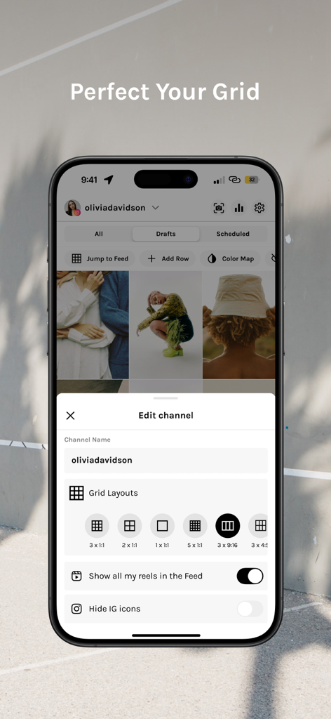 Una pantalla de smartphone mostrando la aplicación UNUM con configuraciones de diseño de cuadrícula y una vista previa de feed curado de redes sociales.