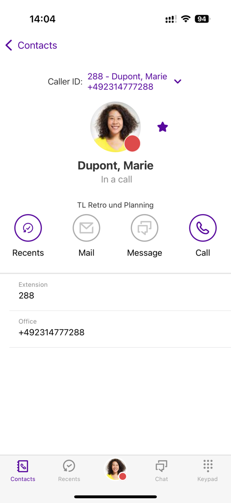 Kontaktprofilbildschirm in der Swyx Mobile App mit geschäftlicher Telefonnummer und Präsenzstatus.