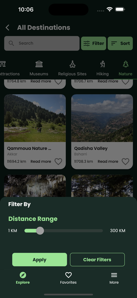 자연 관광지를 탐색하기 위한 거리 범위 필터를 보여주는 레바논 여행 앱 인터페이스