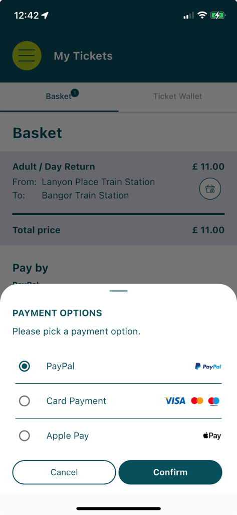 La pantalla de selección de pago en la aplicación Translink Planner que muestra opciones de PayPal, tarjeta y Apple Pay para comprar un billete de tren