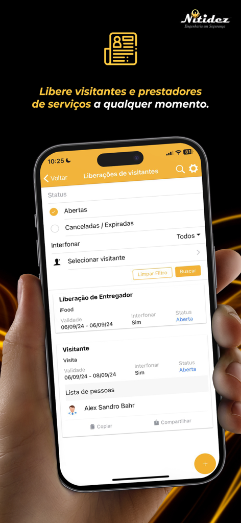 Smartphone exibindo a interface do aplicativo Nitidez para gerenciar o acesso de visitantes e entregas.
