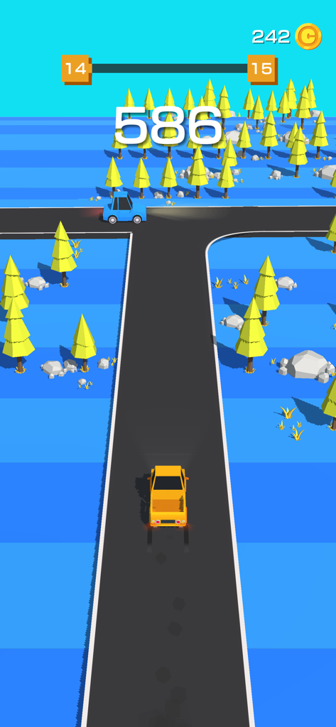 Un'auto gialla si avvicina a un incrocio stradale con traffico trasversale nel gioco mobile Traffic Run.