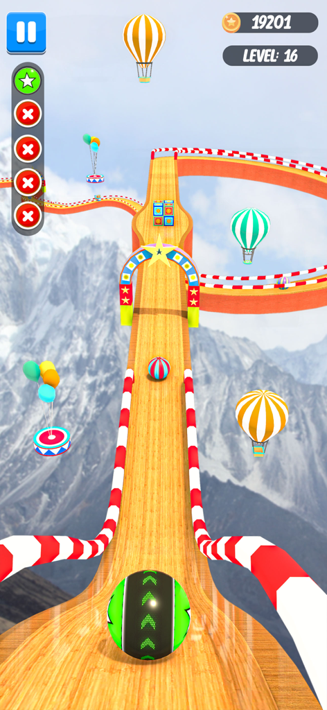 Going Balls Rollance Sky Game - Una bola verde rodando en una pista elevada de madera en el cielo con montañas y globos aerostáticos en el fondo