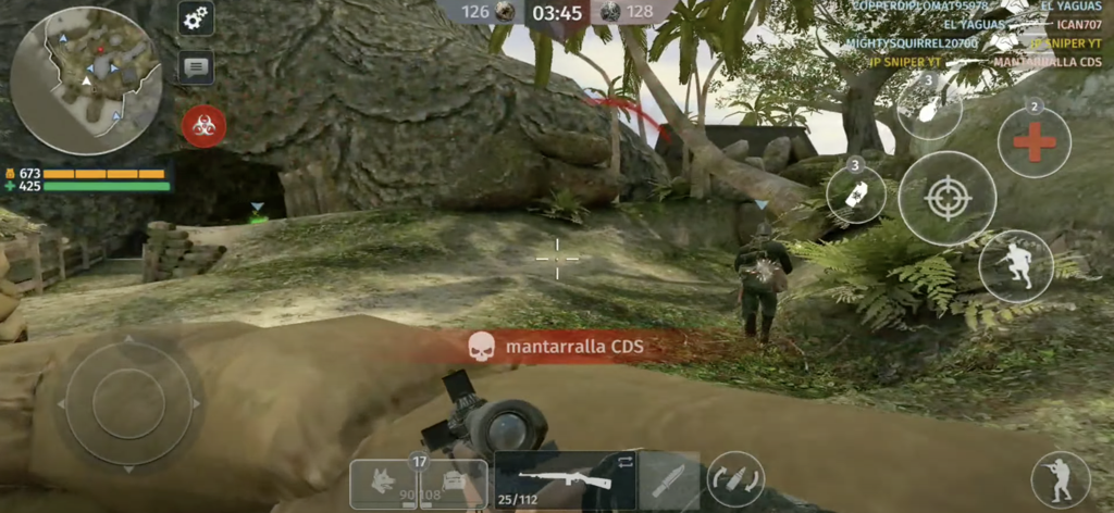 World War 2: Garena Art of War - Vue à la première personne d'un soldat visant un fusil dans un environnement tropical de la Seconde Guerre mondiale.