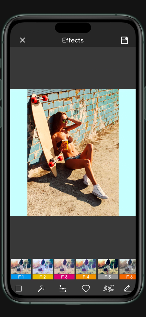 노크롭 앱의 스마트폰 인터페이스에서 해변 인물 사진에 적용된 사진 필터 및 효과를 보여주는 화면