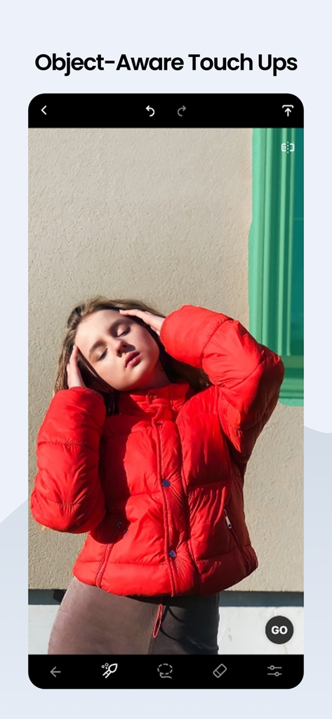 Interfaz de la aplicación móvil TouchRetouch que muestra a un usuario seleccionando un objeto de fondo para eliminar de una foto de una mujer