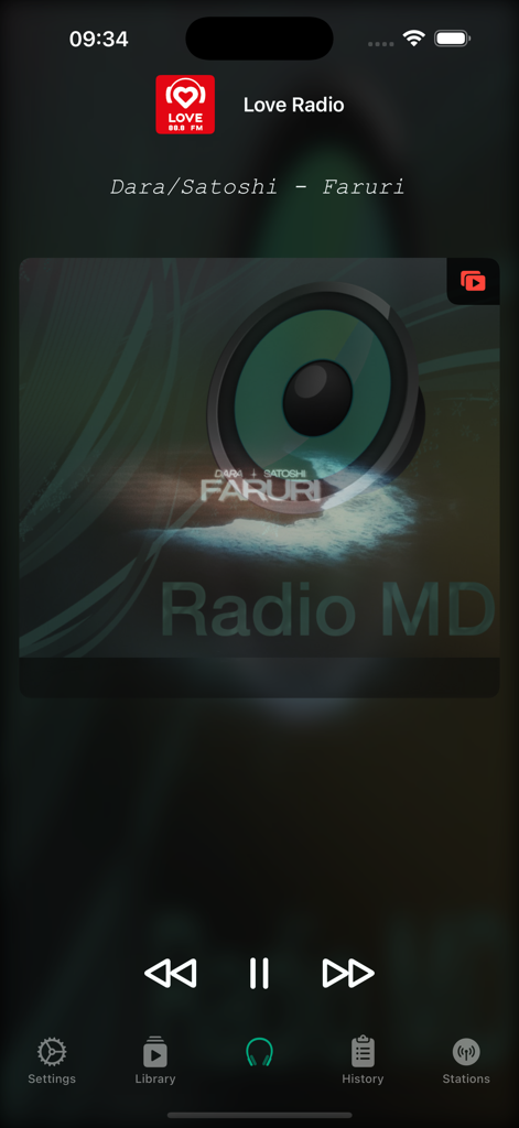 Interfaz del reproductor de la aplicación Radio MD mostrando la estación Love Radio reproduciendo Faruri de Dara y Satoshi