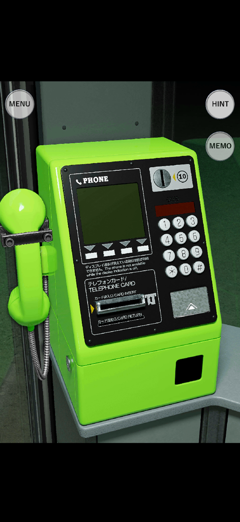 Um telefone público verde brilhante dentro de uma cabine escura no jogo de escape room Escape from P-BOX.