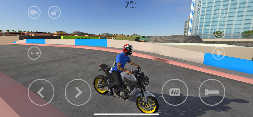 MX Grau RamoSoft - Captura de pantalla del juego de MX Grau RamoSoft mostrando a un personaje montando una moto gris y amarilla en una pista urbana con controles en pantalla