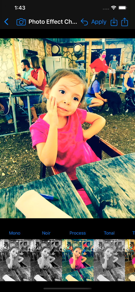 Interfaccia utente dello Strumento Editor Foto con Filtri Immagine che mostra una foto di una ragazza con vari filtri pellicola vintage applicati