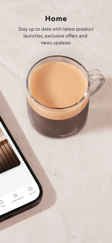 Nespresso Store - クレマのあるNespressoコーヒーカップと、Nespresso Storeアプリのインターフェースが表示されたスマートフォン。