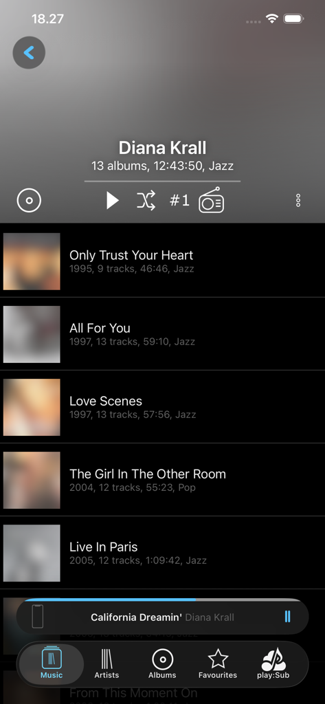 Vista de la lista de álbumes de artistas en la interfaz de la aplicación play:Sub Music Streamer que muestra la discografía y los controles de reproducción