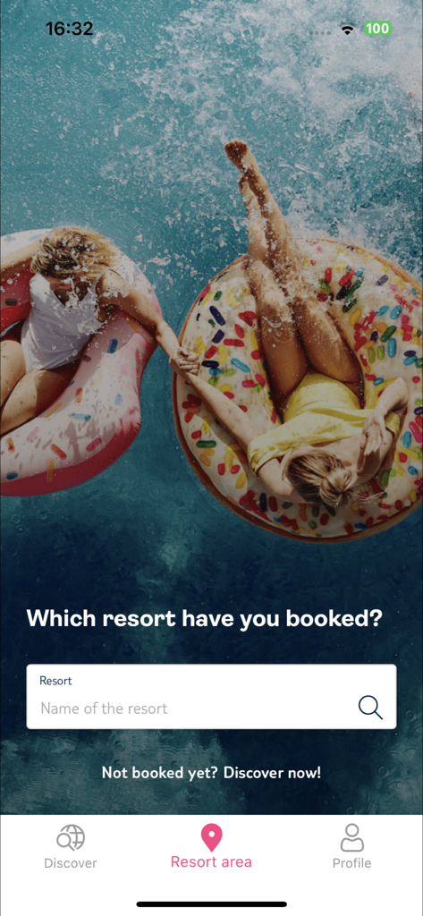 Pantalla de búsqueda de resorts en la app TUI MAGIC LIFE con vacacionistas en flotadores de piscina