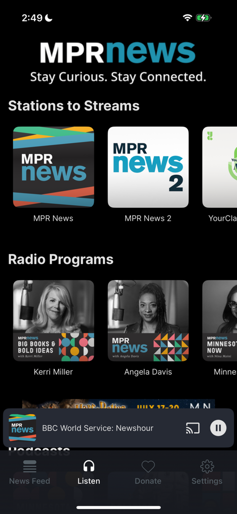 Interfaz de la aplicación móvil MPR News mostrando varias estaciones de radio y programas disponibles para streaming.