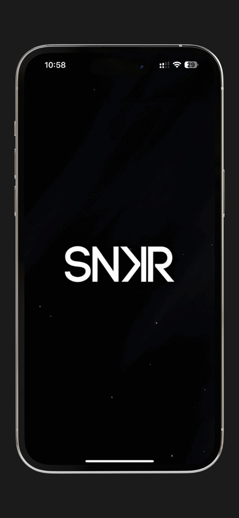 Logo do aplicativo SNKR Store em uma tela de apresentação preta