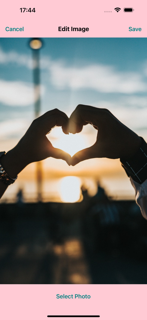 In Love: Days Counter Widget - Interface pour personnaliser un widget de relation avec une photo romantique de mains formant un cœur.