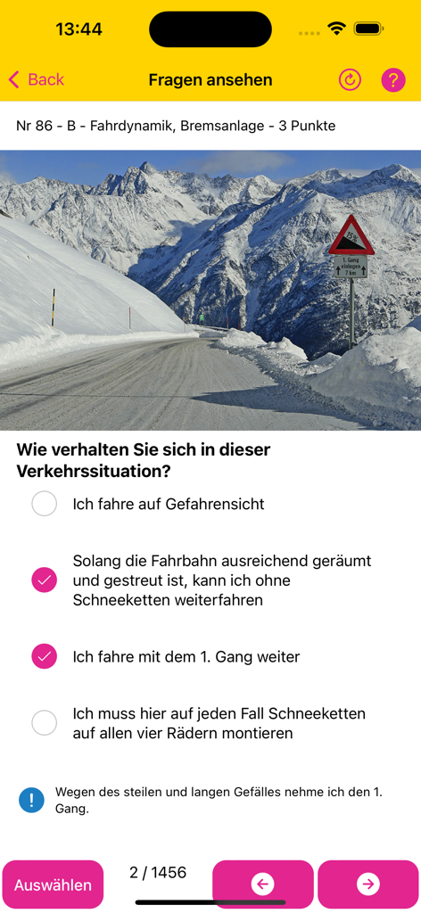 Webtraining - Screenshot di una domanda d'esame di teoria di guida nell'app Webtraining che raffigura una strada innevata ripida di montagna e segnali stradali.