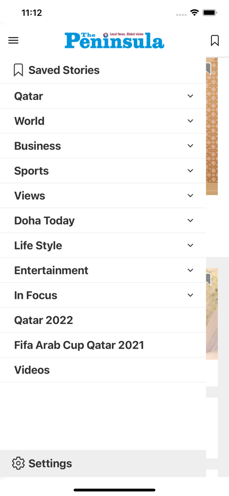 Menu de navegação da aplicação móvel The Peninsula mostrando categorias de notícias como Mundo do Catar e Negócios