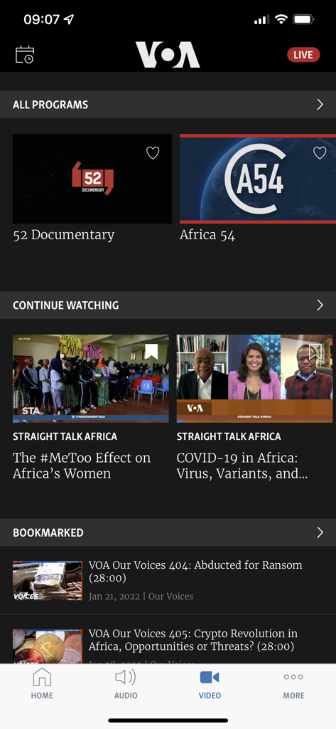 VOA - L'interface de l'application mobile Voice of America affichant des documentaires vidéo et des programmes d'information axés sur des sujets internationaux.