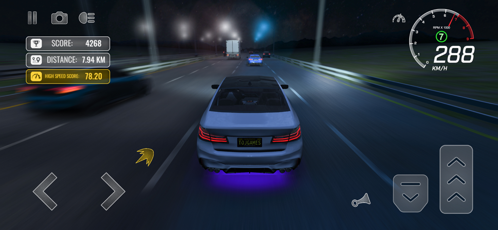 Traffic Racer Pro: Car Racing - Um carro personalizado com iluminação roxa inferior correndo em uma estrada de alta velocidade à noite.