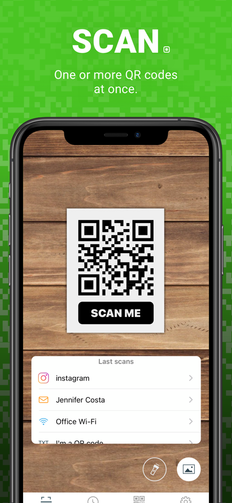 Interfaz de smartphone mostrando un escáner de códigos QR con una lista de escaneos recientes, incluyendo redes sociales y Wi-Fi.