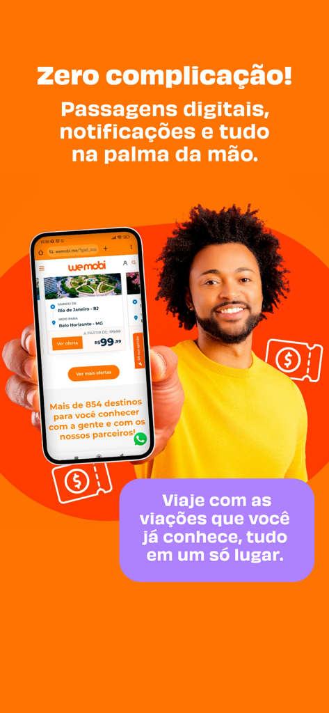 Hombre sonriente sosteniendo un teléfono inteligente que muestra la app wemobi para reservar billetes de autobús