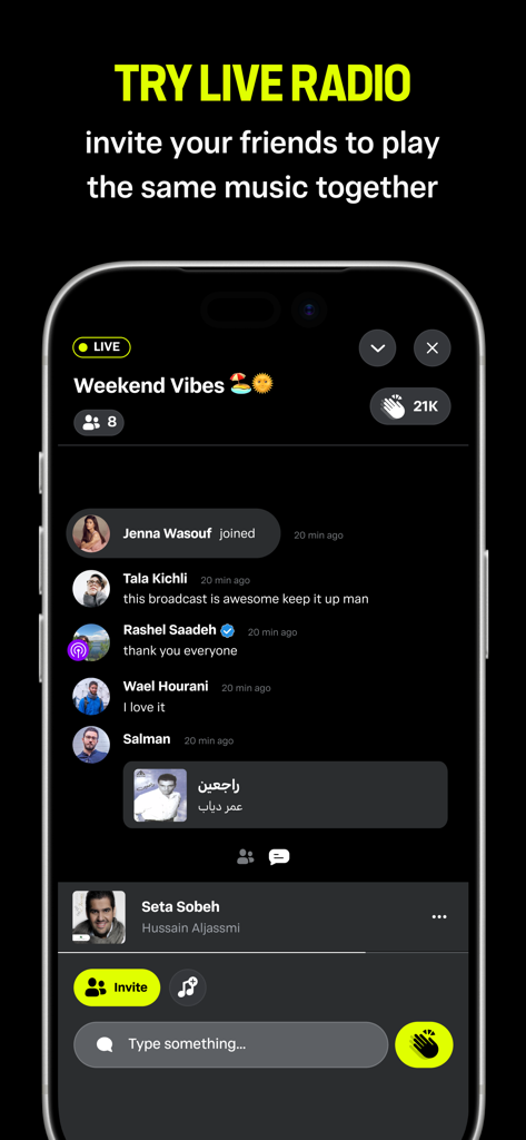 Anghami: Play Music & Podcasts - Una captura de pantalla de la aplicación Anghami que muestra su función de Radio en Vivo con amigos escuchando música juntos en un chat grupal.