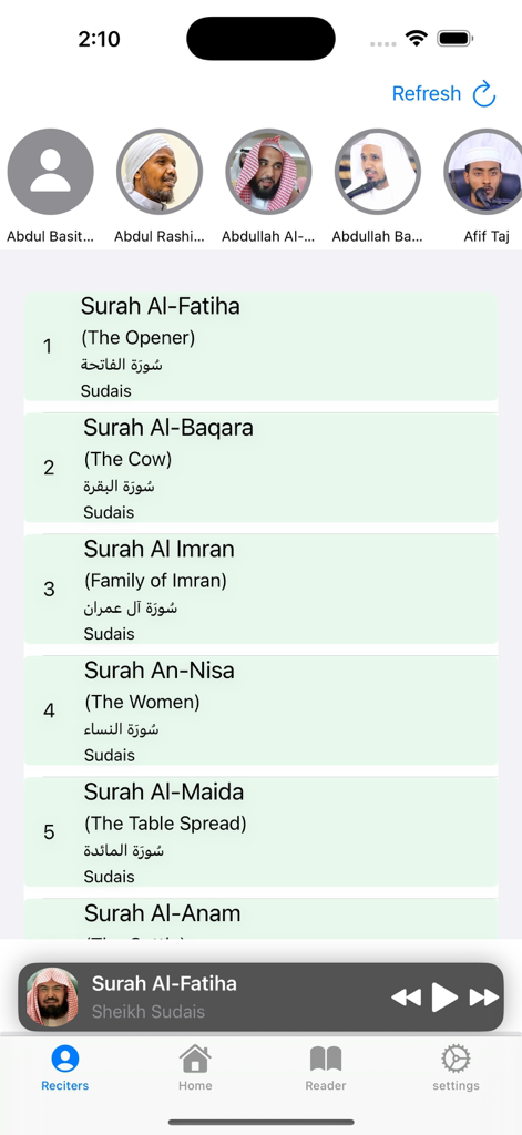 Al Quran Majeed App-Oberfläche mit einer Liste von Suren und verschiedenen Audio-Rezitatoren oben