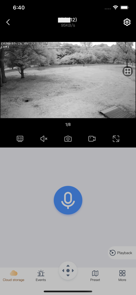 YESKAMO - YESKAMO-App Live-Video-Feed, der einen Hinterhof mit Nachtsicht- und Gegensprechanlagen-Steuerungen zeigt
