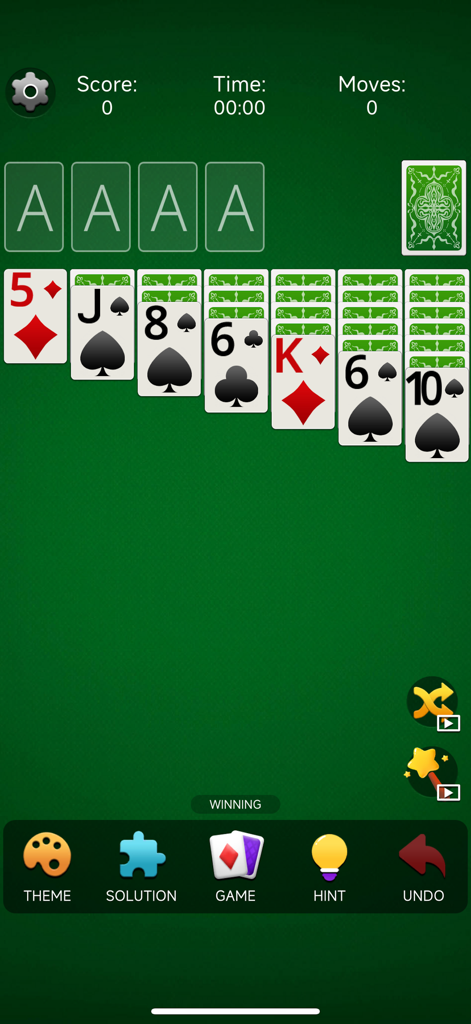 Solitaire Classic - 2026 - Pantalla de juego de Solitario Klondike clásico con cartas grandes y claras sobre un fondo verde con controles de juego.