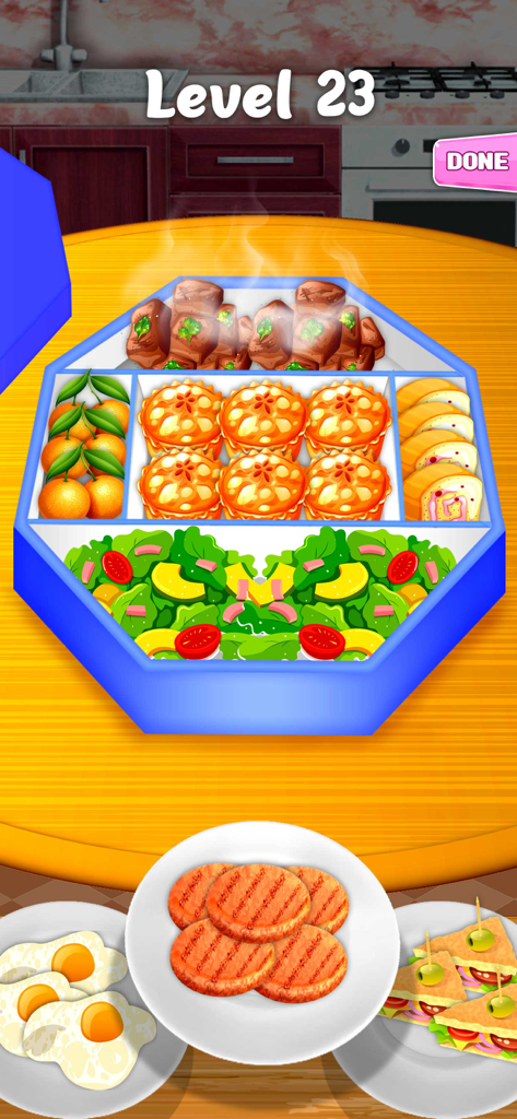 Lunch Box Organizer Game - Uma bento box azul sendo organizada com salgadinhos de pastelaria e frutas em um nível de jogo de organização satisfatório.