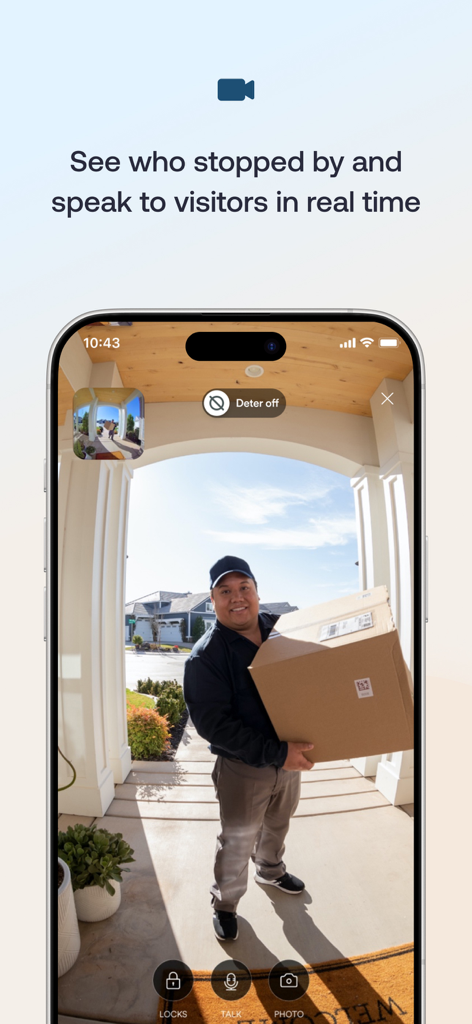 Vivint - Vista de la cámara del timbre inteligente de Vivint a través de la aplicación, mostrando a un repartidor con un paquete en la puerta principal.
