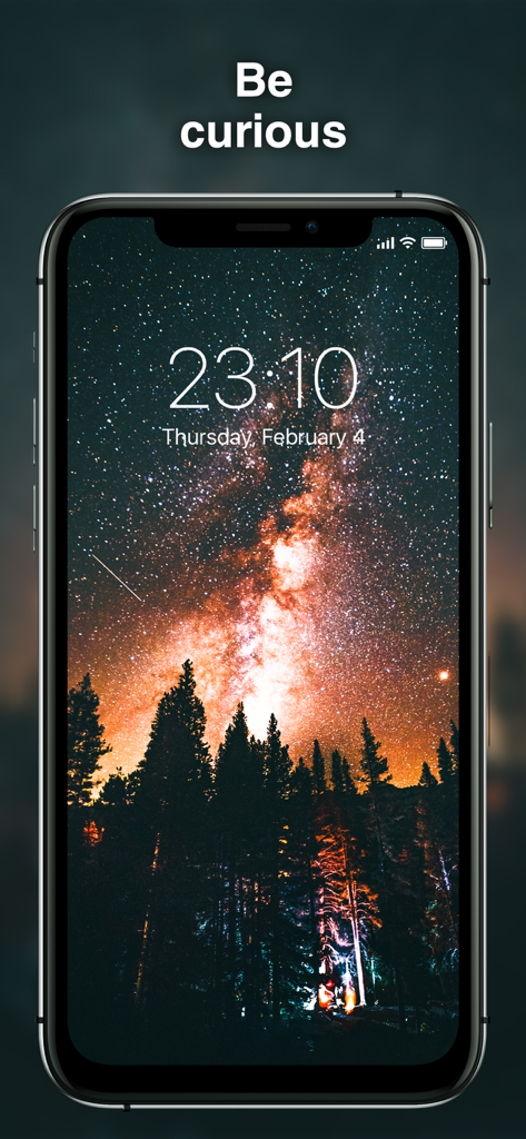 Best Wallpapers 4K - Schermata di blocco iPhone che mostra uno sfondo 4K ad alta risoluzione della Via Lattea sopra una foresta oscura