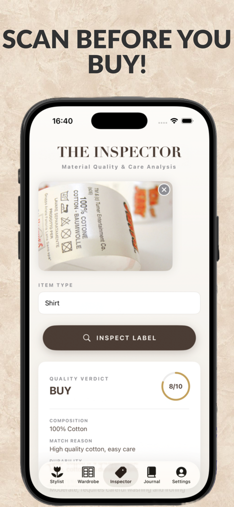 The Stylist - AI Outfit Critic - Una interfaz móvil para la aplicación Stylist que muestra la herramienta Fabric Inspector, que analiza una etiqueta de ropa para una camisa 100% algodón, dándole una puntuación de calidad de 8 sobre 10.