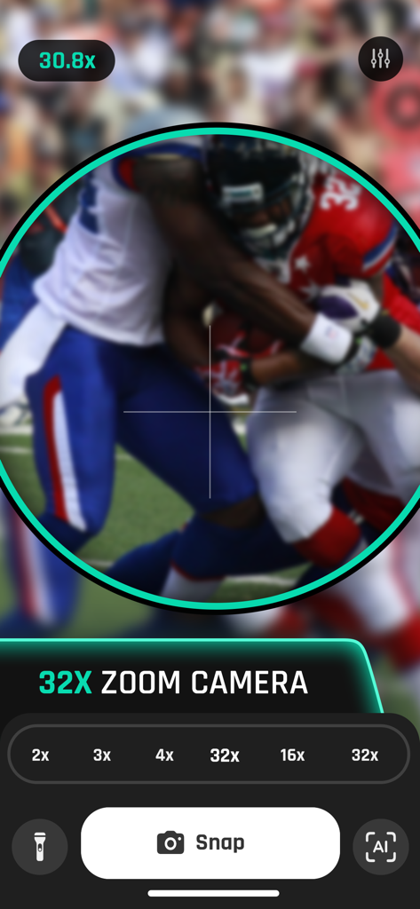 Binoculars Shoot Zoom Camera - 双眼鏡撮影ズームカメラアプリのインターフェース。アメリカンフットボールの選手をライブゲーム中に30.8倍にズームした画像が表示されています。