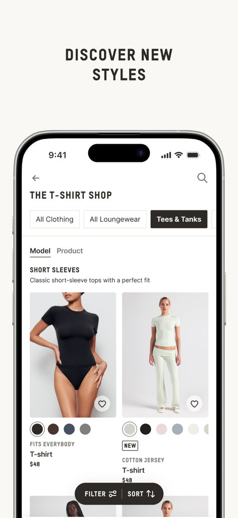 Interface do aplicativo SKIMS mostrando uma coleção de camisetas e bodysuits minimalistas na categoria T-Shirt Shop