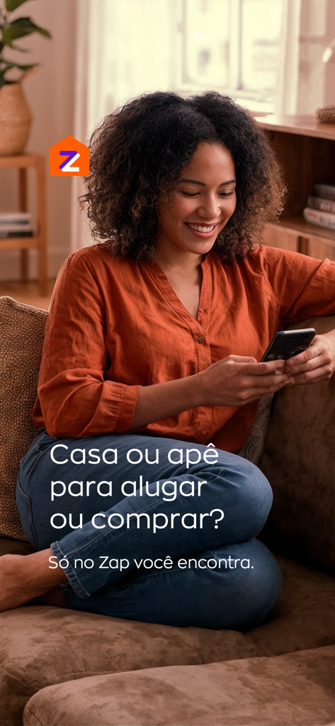 Una mujer sonriendo mientras busca casas y apartamentos en la aplicación móvil ZAP Imóveis